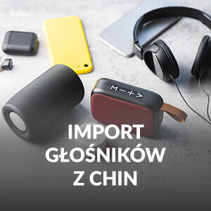 Import głośników z Chin - różne modele głośników bezprzewodowych Bluetooth, słuchawki i akcesoria audio na tle biurka.