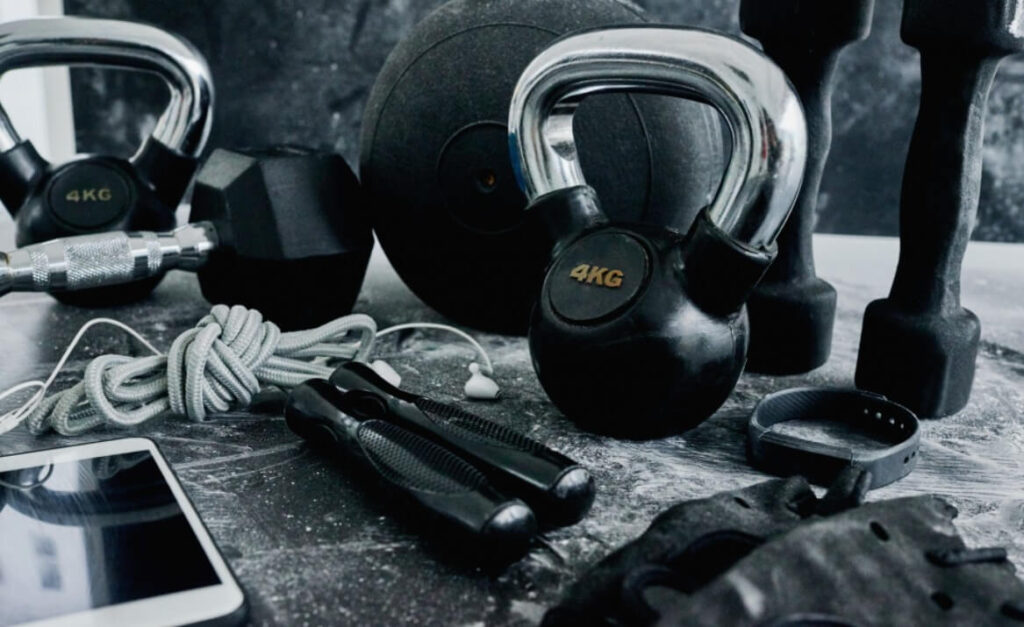 Sprzęt fitness – hantle, kettlebell, skakanka i akcesoria do ćwiczeń jako produkty importowane z Chin